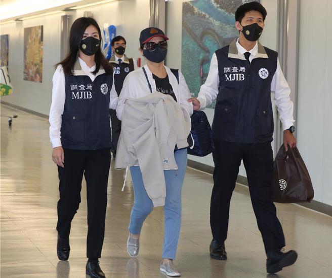 李陈妙音是泰国蓝海公司负责人，自2016年至2018年间非法吸取资金逾6亿元泰铢，涉嫌违反银行法。调查局与泰国执法机关合作协缉，于5月9日下午自泰国曼谷将外逃通缉犯李陈妙音追缉返台，调查局人员在李陈妙音下机后，在登机门口向她宣读权利义务后上铐。（陈麒全摄）