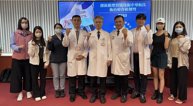 台中荣民总医院的神经外科医师团队自2022年10月使用扩增实境眼镜配合术中导航技术进行脊椎侧弯矫正手术后，取得了令人振奋的成果。（台中荣总提供／冯惠宜台中传真）