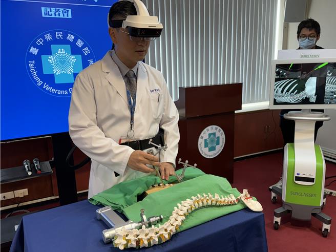 台中荣民总医院的神经外科医师团队自2022年10月使用扩增实境眼镜配合术中导航技术进行脊椎侧弯矫正手术后，取得了令人振奋的成果。（台中荣总提供／冯惠宜台中传真）