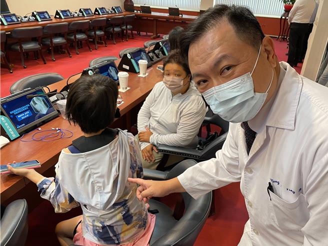 台中荣总神经外科主任杨孟寅指出，15岁少女彦绮术后脊椎侧弯从90度降至20度，挺直腰背长高10公分，食欲和活动力都增加，生活品质大为提升。（冯惠宜摄）