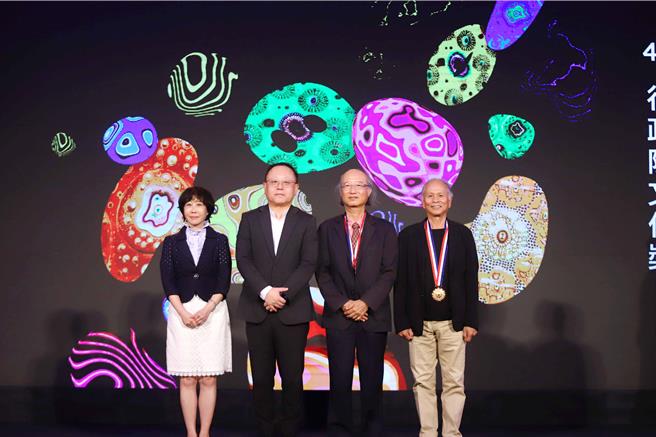 第43屆行政院文化獎9日舉行頒獎典禮，得獎者林亨泰先生代領人女兒林巾力（左起）、文化部長史哲、得獎者傅朝卿先生、得獎者阮義忠先生合影。（文化部提供／李怡芸台北傳真）