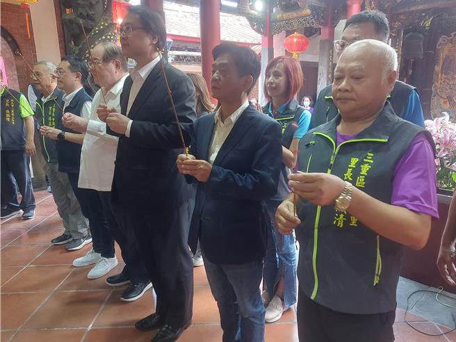 先啬宫董事长李乾龙（左三）、内政部长林右昌（右三）、立委吴琪铭（右二）等人参拜神农大帝。（张铠乙摄）