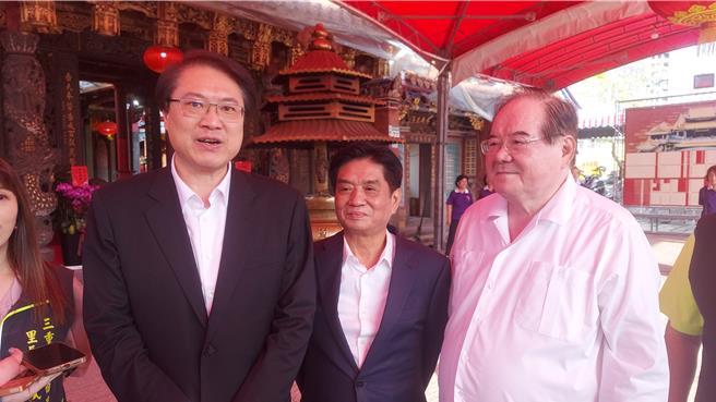 先啬宫董事长李乾龙（右）、内政部长林右昌（左）与立委吴琪铭（中）受访。（张铠乙摄）