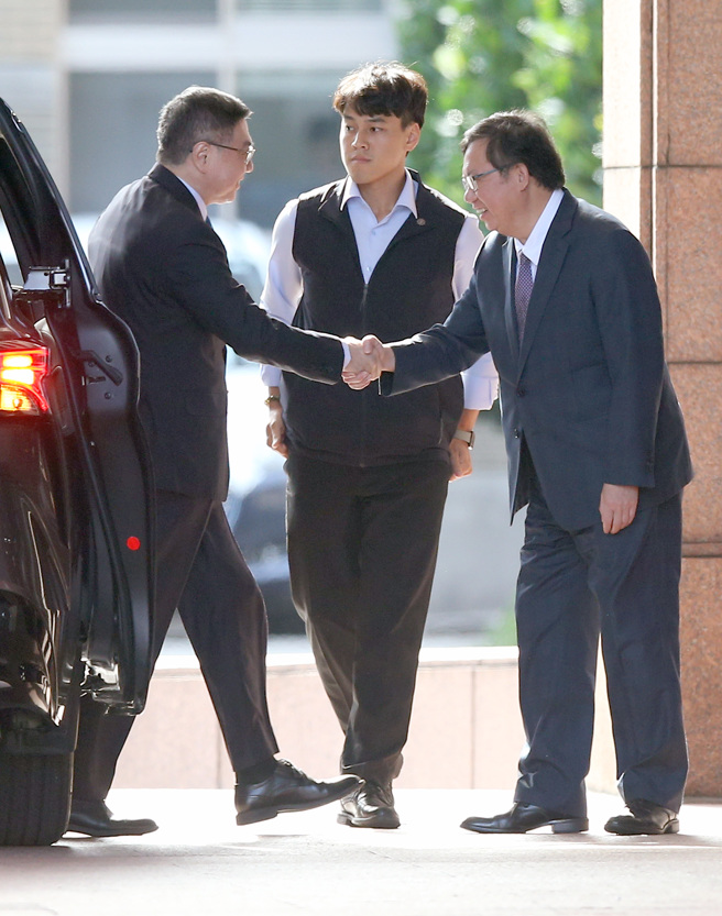 行政院長陳建仁9日會晤準行政院長卓榮泰（左）及其團隊，行政院副院長鄭文燦（右）代表迎接。（范揚光攝）