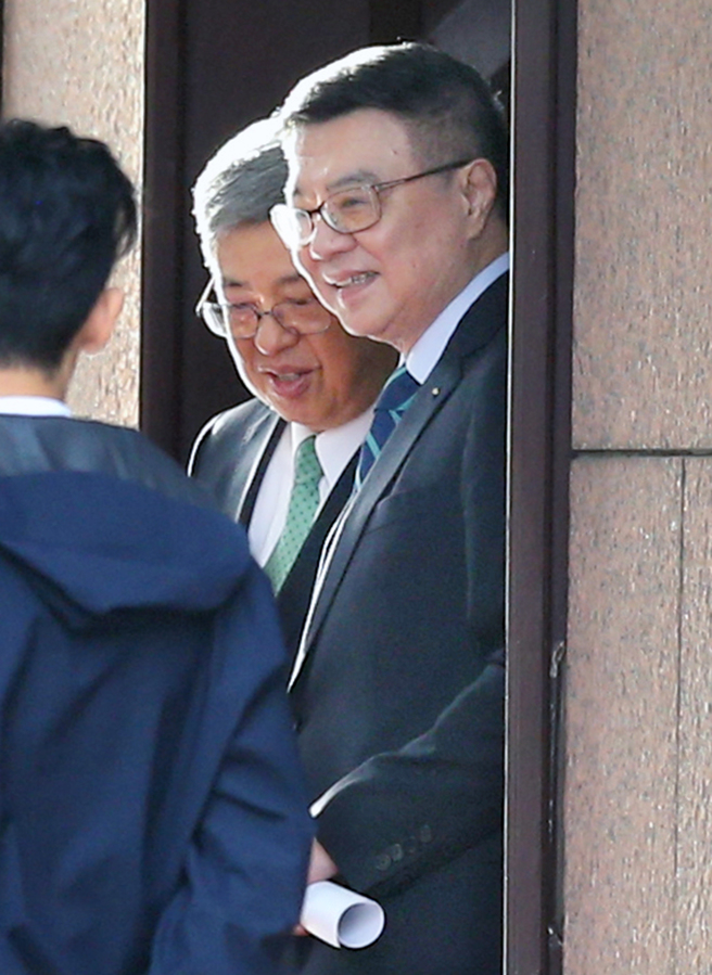 行政院長陳建仁（左）9日會晤準行政院長卓榮泰（右）及其團隊，會後兩人一起步出會場。（范揚光攝）