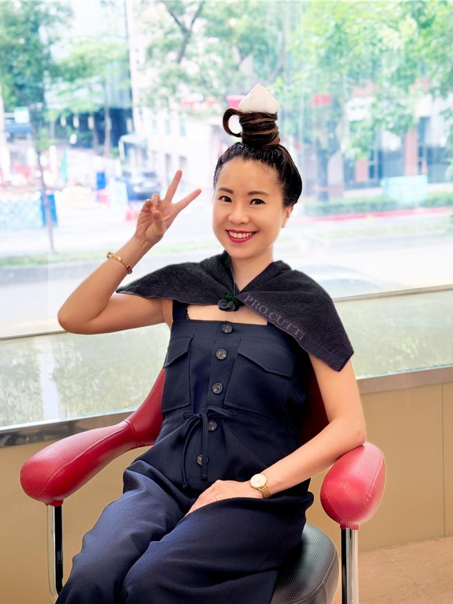 台湾式洗髮透过髮型师手技，留下咖啡杯、冰淇淋、101等趣味造型，深受日星渡边直美和日本旅客喜爱。(六福旅游集团提供)