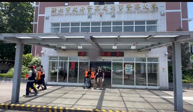 警方移送沈男等4名赌场人员及34名赌客。（新北刑大提供）