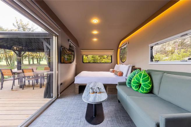 天成饭店集团豪华露营车品牌朋趣推出报税季优惠，指定曙光号车款享一泊四食专案8折优惠。图／天成饭店集团提供