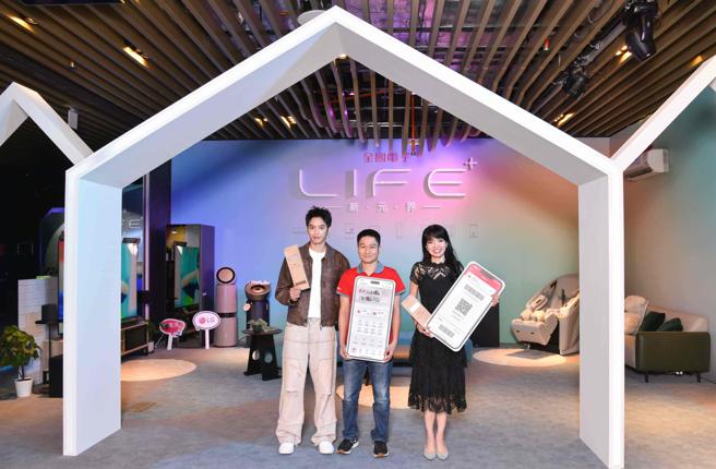 全国电子邀请曹佑寧(左起)与全国电子董事长林政勲、全国电子行销长暨发言人林奕君发布品牌数位服务上线。（全国电子提供／古明弘台北传真）