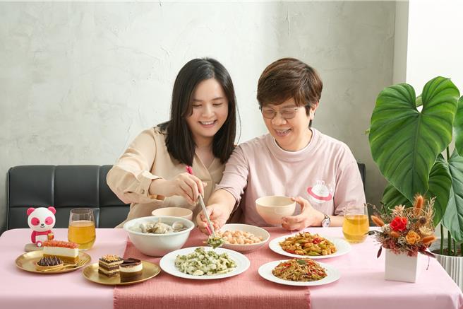 远雄人寿推出外溢保单「雄有溢」，顾妈妈健康也照顾老后生活；图为foodpanda为母亲节搜罗全台知名餐厅，提前欢度母亲节。(foodpanda提供／洪凯音台北传真)