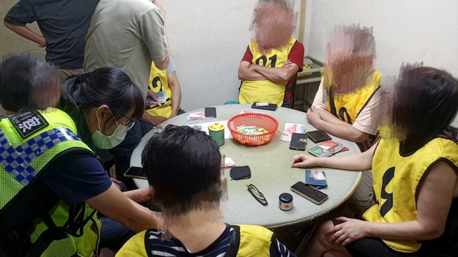 三重分局日前接獲情資，指稱轄內五華街某民宅有賭場，昨8日晚間7時20分前往查緝，當場查獲工作人員1名及賭客11名共12人。（圖／警方提供）