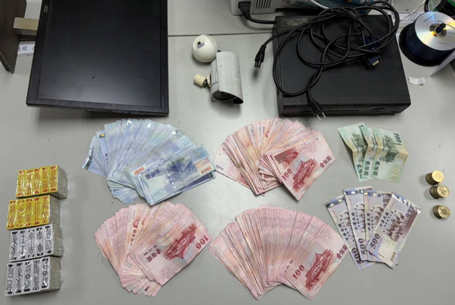 三重分局日前接獲情資，指稱轄內五華街某民宅有賭場，昨8日晚間7時20分前往查緝，當場查獲工作人員1名及賭客11名共12人，當場查扣賭資13萬1000元、抽頭金1050元、四色牌4副、監視器等相關證物。（圖／警方提供）