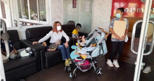一名遭到警官丈夫拋棄的泰國婦女，帶著她的5個孩子找上泰國皇家警察總部，希望他們能替自己主持公道。（圖／翻攝BrightTV）
