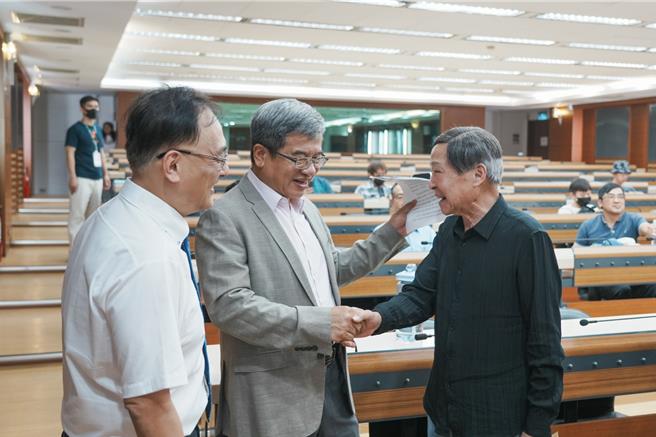 国立高雄科技大学校友在1978年亲身参与的一场情报站营救任务，引发高科大前校长吴建国（右）兴起书写纪录的念头，并以此真实事件为素材改编小说《最后的交火》。8日吴建国返回高科大举办签书会，现任校长杨庆煜（中）到场祝贺，主人翁阿晃（本名许瑞杰）则因健康因素仅以预录影片分享这一段过往。（高科大提供／林瑞益高雄传真）