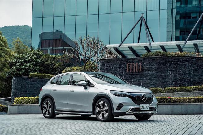礁溪寒沐携手Mercedes-Benz推出「纯电星旅程」，入住饭店可自驾游EQE SUV 纯电休旅。图／礁溪寒沐酒店提供