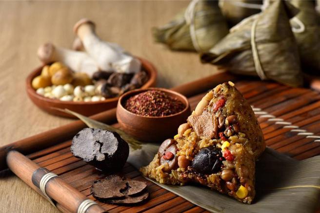 「红藜松露杏鲍粽」因其丰富且健康的馅料、清香而绵密的风味，深受消费者喜爱。图／宽心园提供