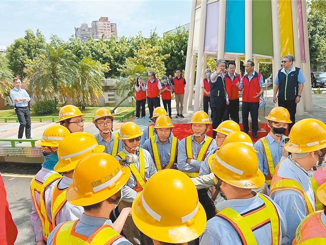 台電7日上午在桃園區營業處辦大誓師，宣布調派新北、新竹及苗栗等4區處共40位同仁到桃園支援1個月，全力推動各項供電改良工程；但當天下午桃園又兩度停電。（台電提供／蔡依珍桃園傳真）