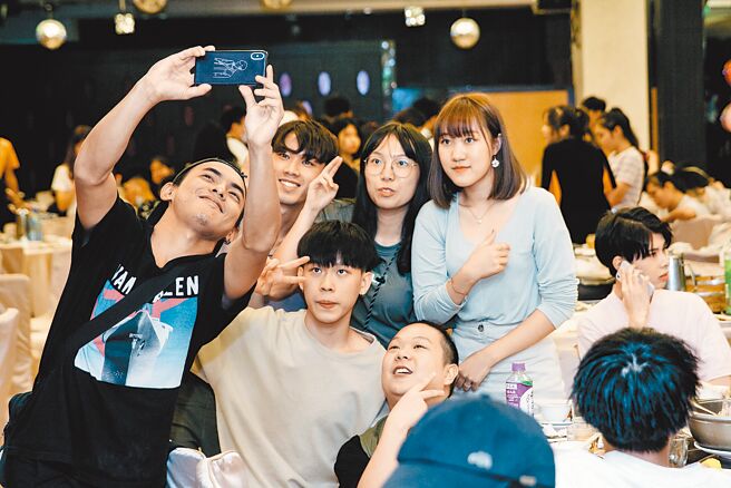 學界呼籲賴政府上任後，趕緊核定大陸學位生招生名額與簡章，主動向陸方釋出善意，才有機會解決陸生招生危局。圖為銘傳大學迎接陸生，舉辦中秋節餐會。（本報資料照片）