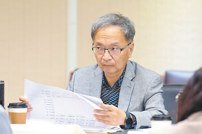 各方瞩目的《再生医疗法》8日通过多项条文，所有再生技术都需人体试验。图为卫福部长薛瑞元。（杜宜谙摄）