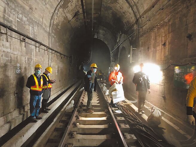 台鐵太魯閣號事故罹難者家屬重返事故現場，在清水隧道內發現35件遺骸與14件遺物，感到錯愕與悲痛。（罹難者家屬提供／蔡明亘台北傳真）