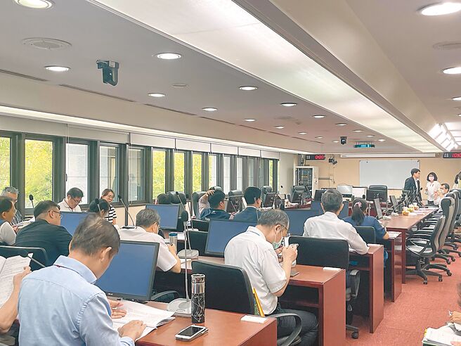 台北市议会法规委员会8日讨论修正「台北市行道树管理维护自治条例」，议员关心台北大巨蛋施工前树木移植后现况。（刘彦宜摄）