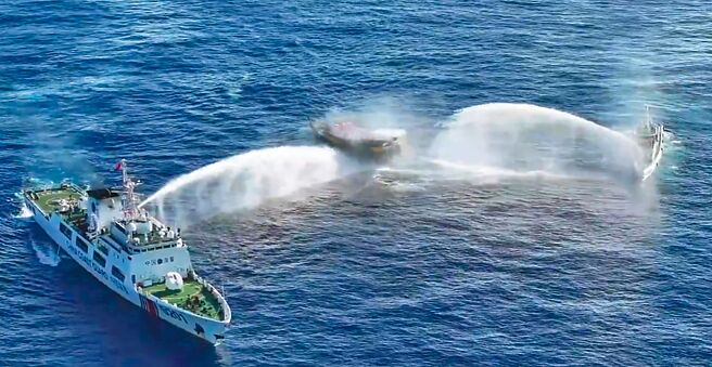 中國外交部發言人林劍6日指出，仁愛礁運補的「新模式」在2月2日菲方運補中實施一次後，又被菲方拋棄。圖為中國海警船3月6日以水炮攻擊菲律賓補給船。（摘自菲律賓海岸巡防隊官網）