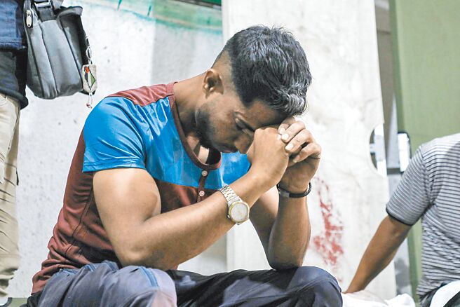 以色列一边和哈玛斯谈判，同时出兵控制了拉法关卡。图为一名男子7日在拉法哀悼遭以军炸死的亲人。（新华社）