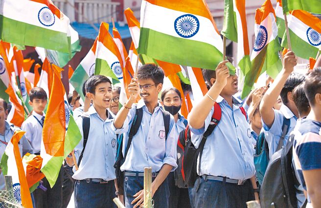 2022年印度收到的侨匯达到1112.2亿美元，位居世界第一。图为印度学生庆祝独立日。（新华社）