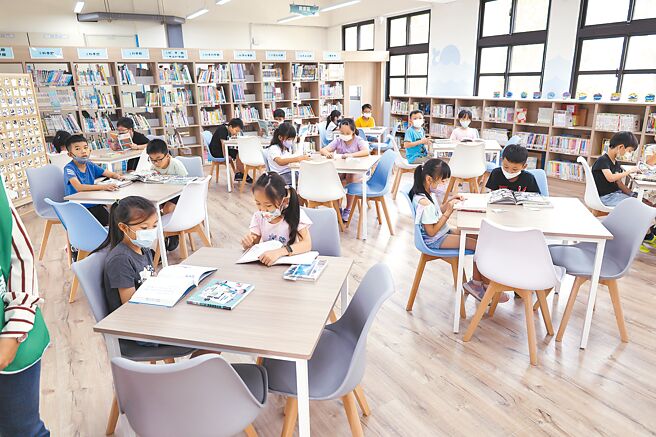 苗栗县竹南镇山佳国小新建社区共读站「点石成鲸」，8日举行启用典礼。（谢明俊摄）