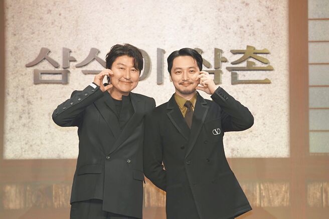 宋康昊（左）和卞约汉8日俏皮比脸颊爱心宣传主演《逆贫大叔》。（Disney＋提供）