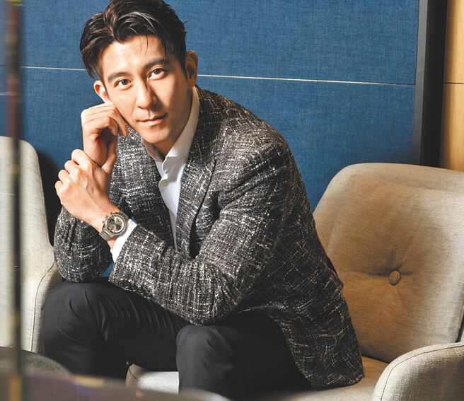 修杰楷擔任開幕剪綵嘉賓，一身帥氣灰色西裝搭配Carrera計時腕表盛裝與會。（TAG Heuer提供）