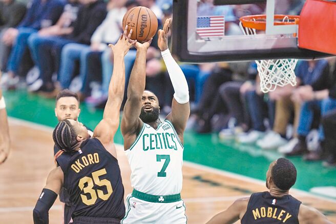 塞爾提克後衛傑倫布朗（中）在騎士前鋒歐科洛防守下跳投。（美聯社）