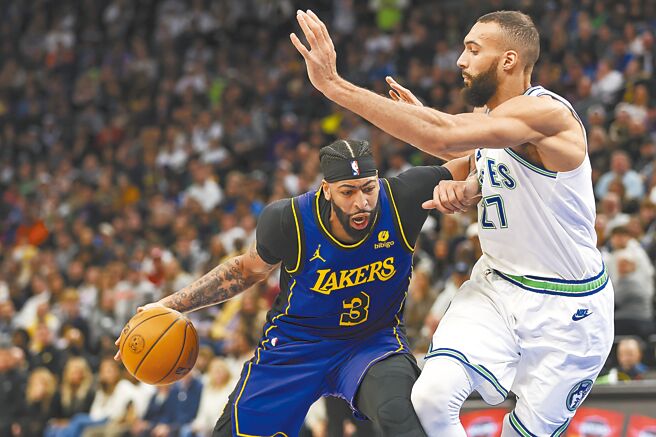 灰狼的戈贝尔（右）以压倒性之姿、生涯第4度获得年度最佳防守球员奖。然而洛杉矶媒体为数据更好的「一眉哥」安东尼戴维斯（左）抱屈。（美联社资料照片）