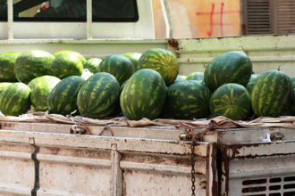 貨車賣西瓜標「1斤13元」 結果是椰子 一票人被騙