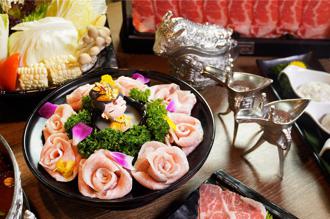 母親節孝親大餐新梗！宮廷火鍋「問鼎」依媽媽歲數 送可食用豬肉玫瑰花