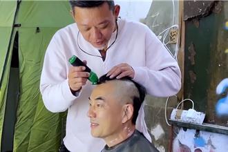 任賢齊扮大叔「剃光頭關狗籠」  導演鄭保瑞親手除毛