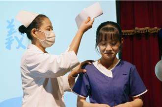 高齡化護理人力需求大增 護理系學子加冠傳承南丁格爾精神