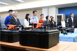 議員考察「數位科技戰情中心」北市警局長張榮興陪同
