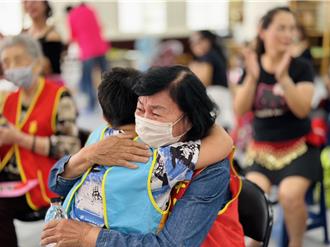 苗縣幼兒園孩童做公益 陪華山基金會孤老過母親節