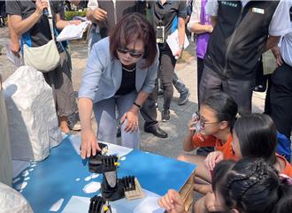 勞動部高屏澎東分署Maker遊樂園 辦市集體驗鼓勵創業