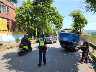 基隆男禮讓救護車自撞分隔島    整輛「烏龜翻」尷尬爬出