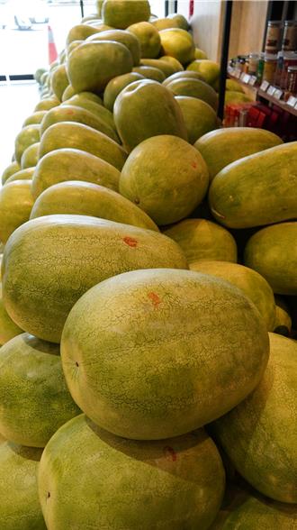 麻豆農會展售花蓮大西瓜 學童失手摔破瓜現場大啖享口福