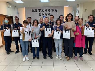 母親節前夕溫暖警察媽媽 龜山分局長親送康乃馨、小蛋糕