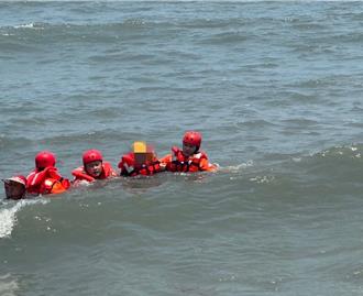 即刻救援！大潮來襲死命緊抓蚵架 海巡搶救汪洋中的阿公蚵農