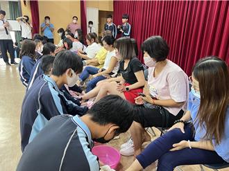 致用高中母親節慶典 學生為媽媽洗腳表感恩