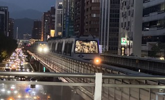 文湖線冒煙卡住！民眾被迫下車 北捷曝事故原因