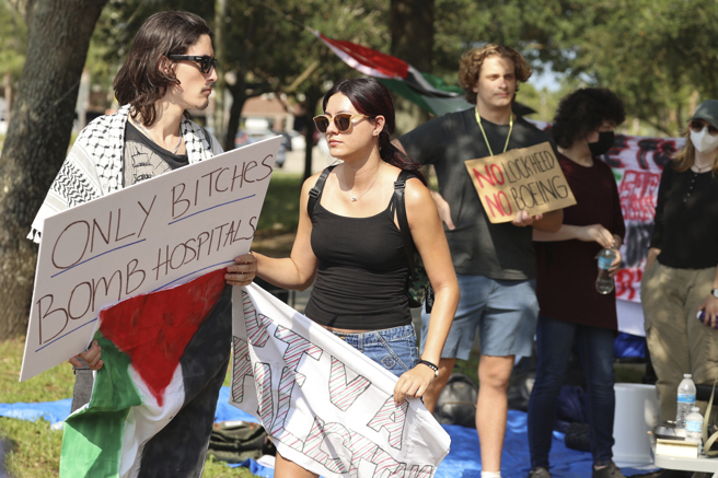 美國佛羅里達奧蘭多一所大學學生舉行支持巴勒斯坦人的活動。（圖／美聯社）