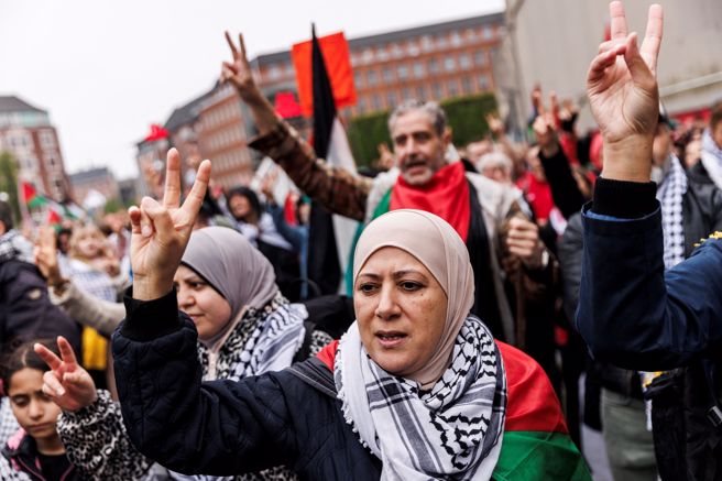 自以色列進攻加薩的哈馬斯之後，全球各地丹麥的民眾熱烈參與支持巴勒斯坦的活動。（圖／美聯社）