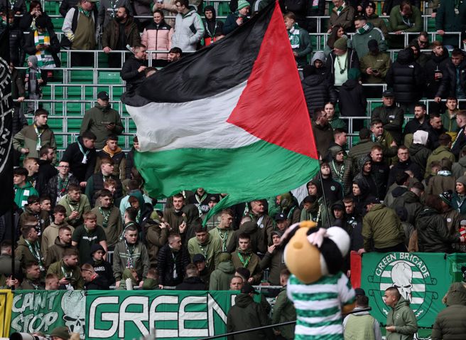 支持巴勒斯坦在西方國家已經成為絕對的政治正確，其實巴勒斯坦問題極為複雜，大部份支持都只是一知半解。圖為英國格拉斯哥一場足球賽。（圖／路透）