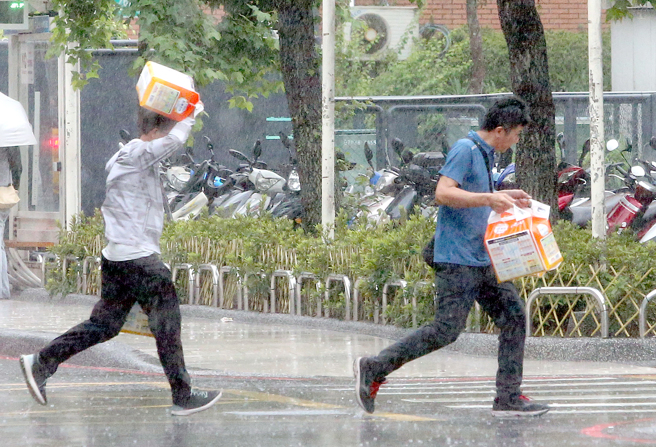 周日鋒面接近，各地有短暫陣雨或雷雨，應留意小範圍劇烈天氣。（趙雙傑攝）